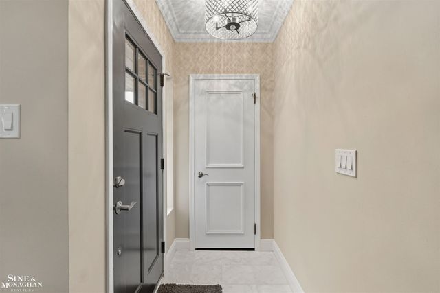 816 Hidden Lane, Grosse Pointe Woods, MI 48236