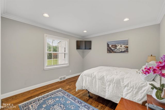 816 Hidden Lane, Grosse Pointe Woods, MI 48236