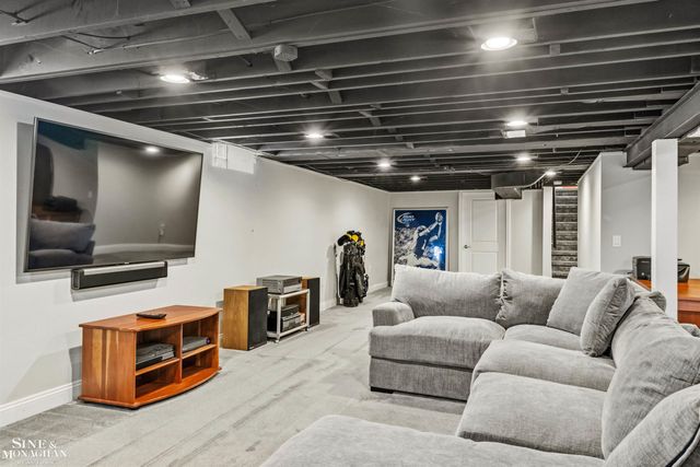 816 Hidden Lane, Grosse Pointe Woods, MI 48236