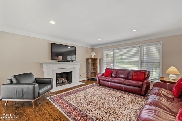 816 Hidden Lane, Grosse Pointe Woods, MI 48236