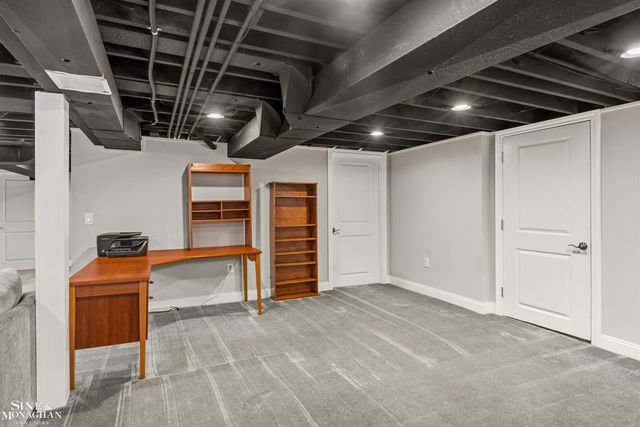 816 Hidden Lane, Grosse Pointe Woods, MI 48236