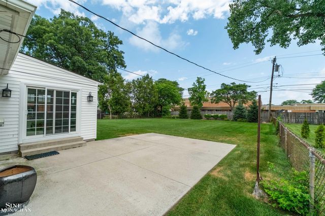 816 Hidden Lane, Grosse Pointe Woods, MI 48236