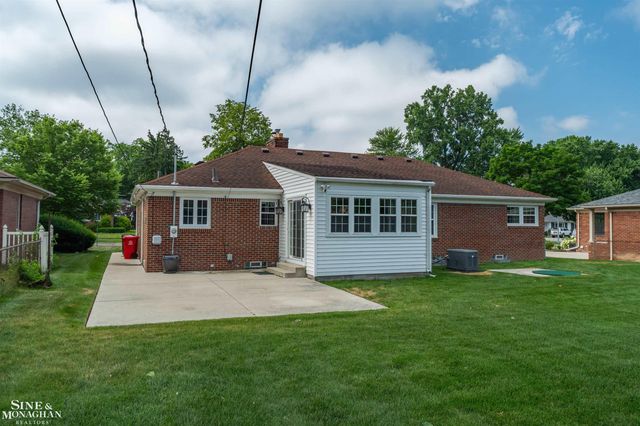 816 Hidden Lane, Grosse Pointe Woods, MI 48236
