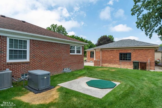 816 Hidden Lane, Grosse Pointe Woods, MI 48236
