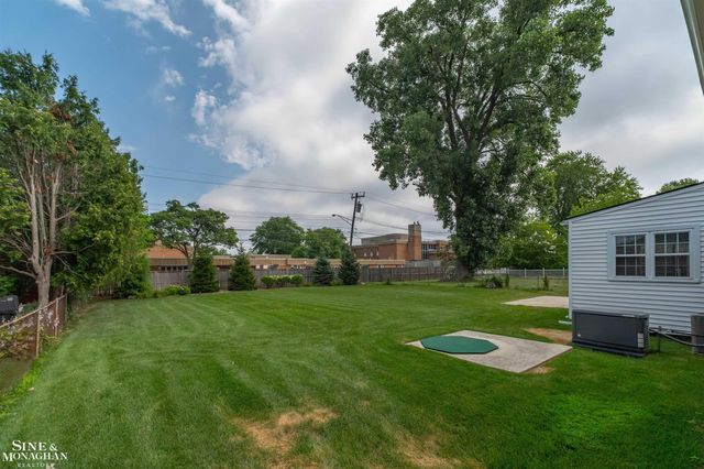 816 Hidden Lane, Grosse Pointe Woods, MI 48236