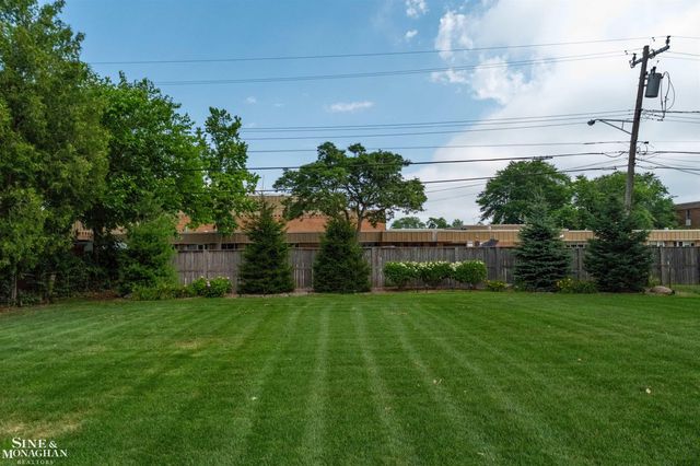 816 Hidden Lane, Grosse Pointe Woods, MI 48236
