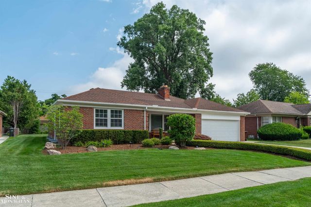 816 Hidden Lane, Grosse Pointe Woods, MI 48236