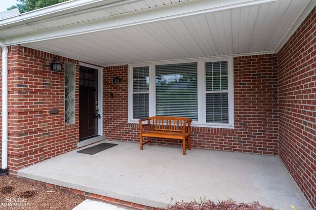 816 Hidden Lane, Grosse Pointe Woods, MI 48236