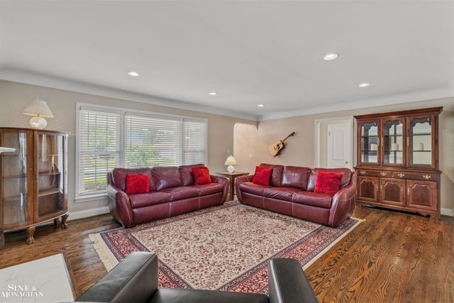 816 Hidden Lane, Grosse Pointe Woods, MI 48236