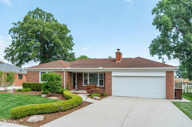 816 Hidden Lane, Grosse Pointe Woods, MI 48236
