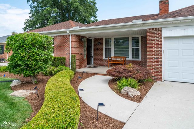 816 Hidden Lane, Grosse Pointe Woods, MI 48236