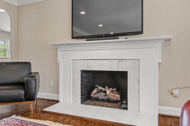 816 Hidden Lane, Grosse Pointe Woods, MI 48236