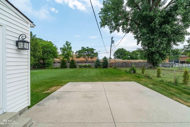 816 Hidden Lane, Grosse Pointe Woods, MI 48236