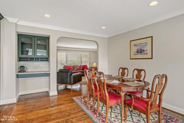 816 Hidden Lane, Grosse Pointe Woods, MI 48236