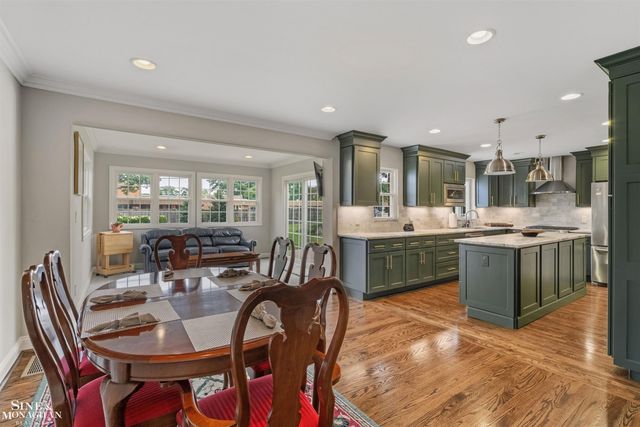 816 Hidden Lane, Grosse Pointe Woods, MI 48236