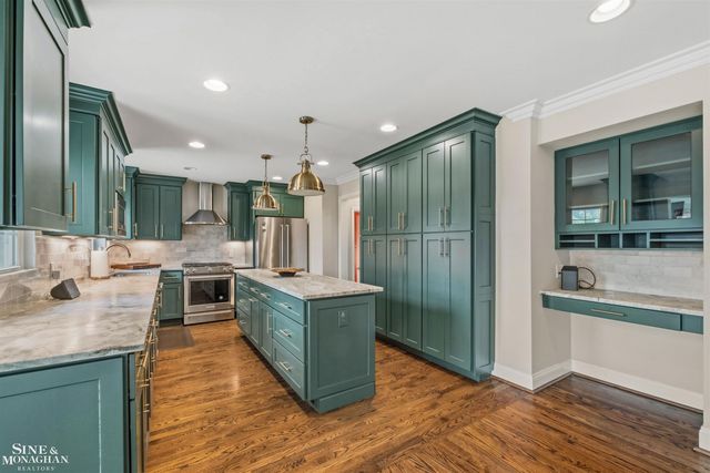 816 Hidden Lane, Grosse Pointe Woods, MI 48236