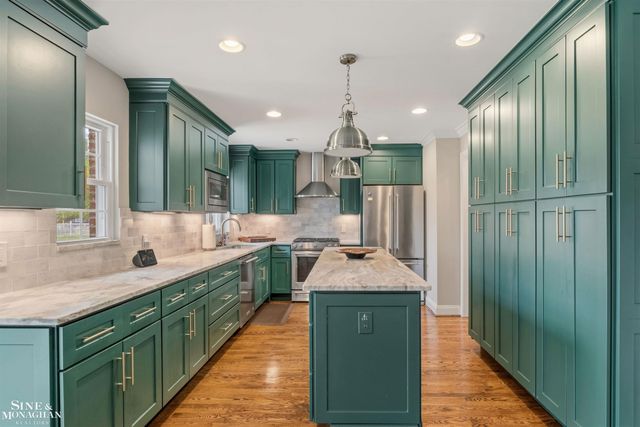 816 Hidden Lane, Grosse Pointe Woods, MI 48236