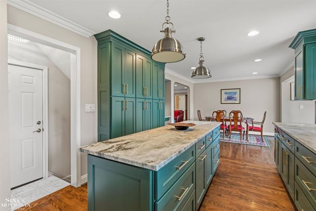 816 Hidden Lane, Grosse Pointe Woods, MI 48236