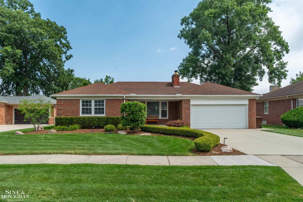 816 Hidden Lane, Grosse Pointe Woods, MI 48236