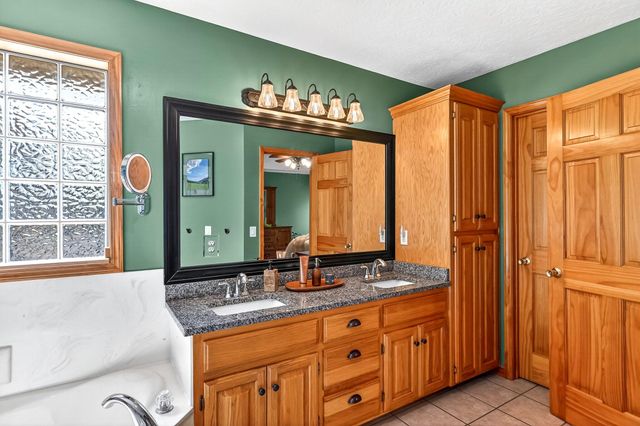 997 S Oak Ridge Road, Nixa, MO 65714