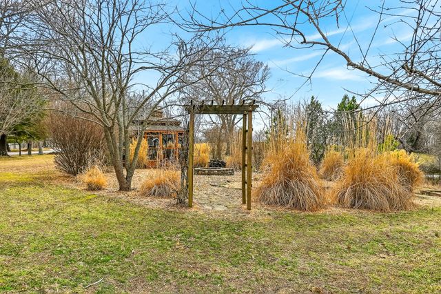 997 S Oak Ridge Road, Nixa, MO 65714