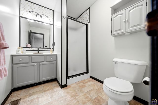 240 E Park DR, Auburn, KS 66402