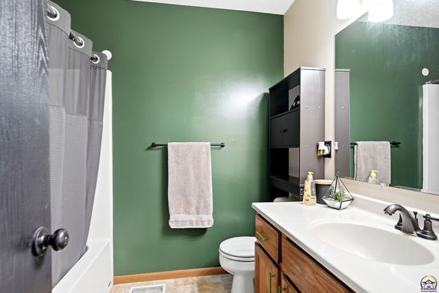 240 E Park DR, Auburn, KS 66402