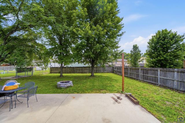 240 E Park DR, Auburn, KS 66402