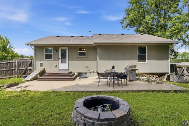 240 E Park DR, Auburn, KS 66402
