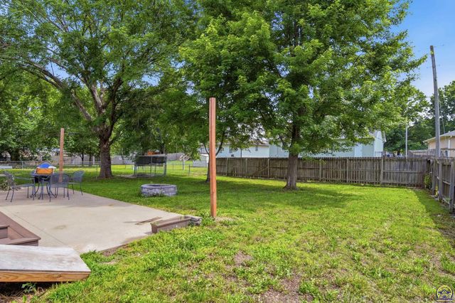 240 E Park DR, Auburn, KS 66402