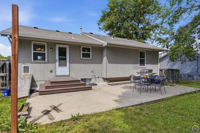 240 E Park DR, Auburn, KS 66402