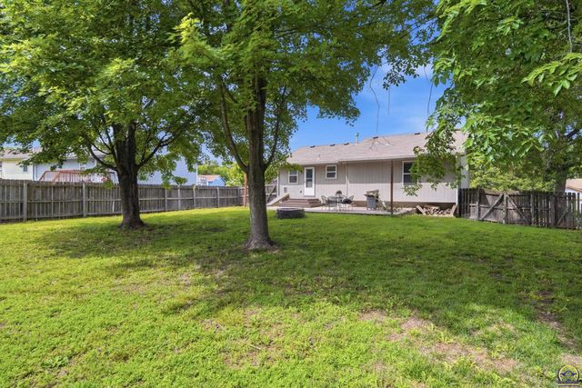 240 E Park DR, Auburn, KS 66402