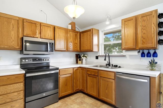 240 E Park DR, Auburn, KS 66402
