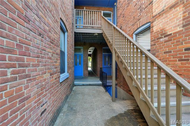 906 Russell Boulevard, St Louis, MO 63104