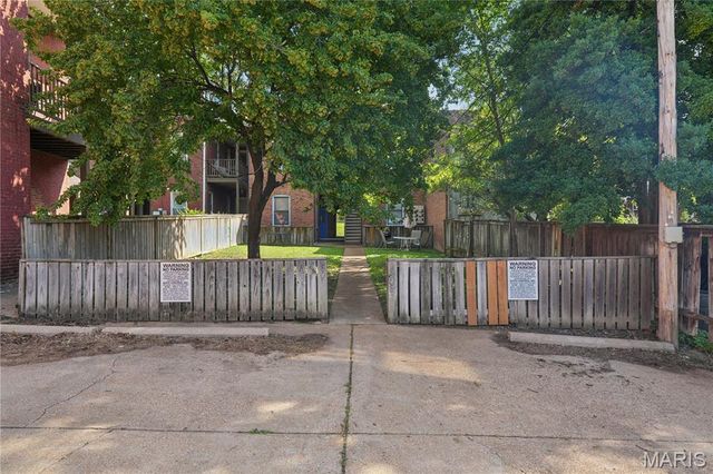 906 Russell Boulevard, St Louis, MO 63104