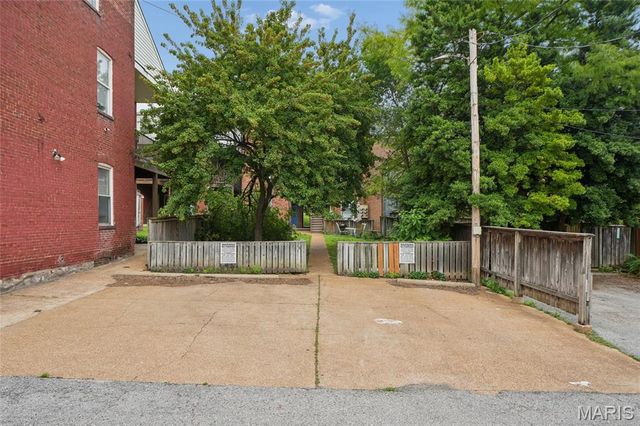 906 Russell Boulevard, St Louis, MO 63104