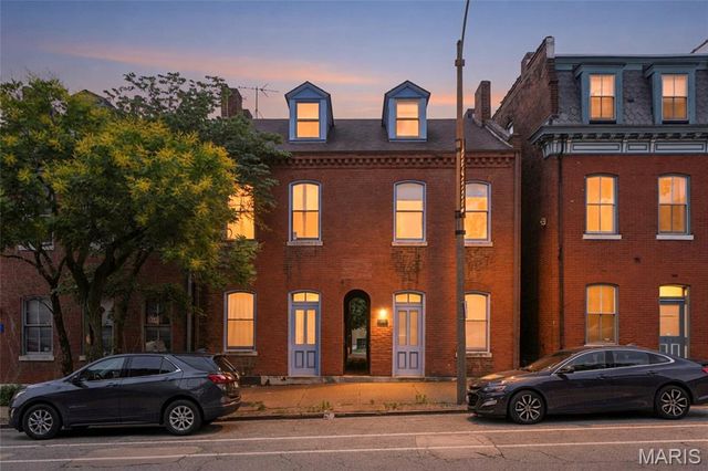 906 Russell Boulevard, St Louis, MO 63104