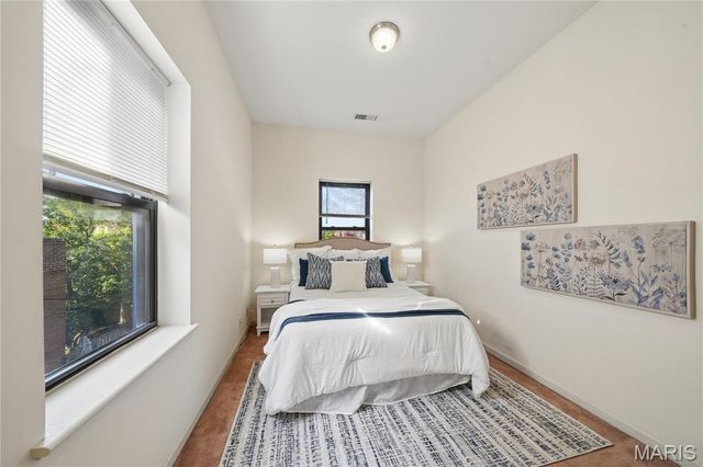 906 Russell Boulevard, St Louis, MO 63104