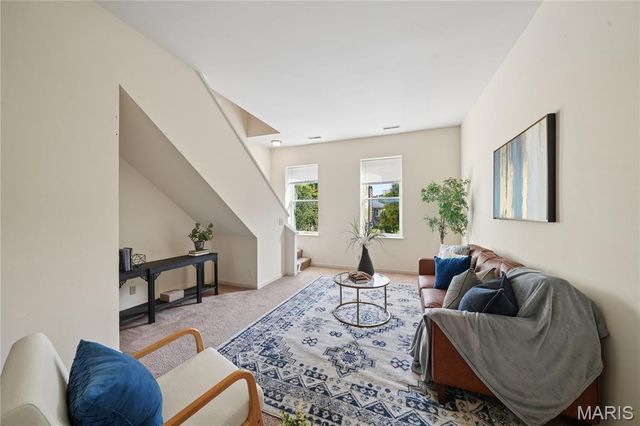 906 Russell Boulevard, St Louis, MO 63104