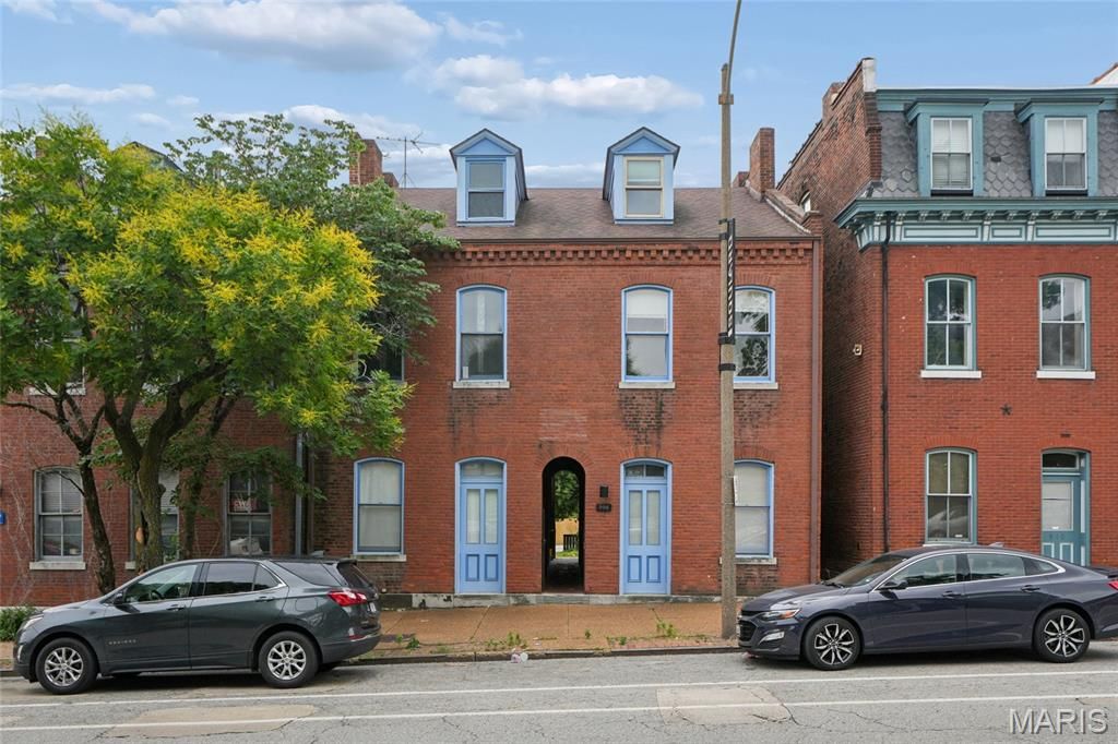 906 Russell Boulevard, St Louis, MO 63104