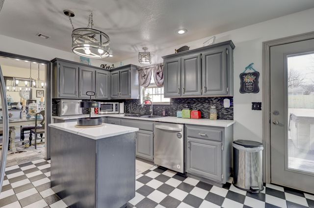 911 N Lincoln Street, Carterville, MO 64835