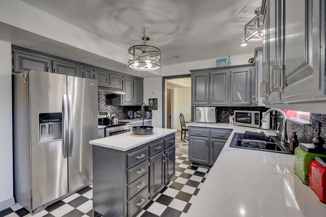 911 N Lincoln Street, Carterville, MO 64835