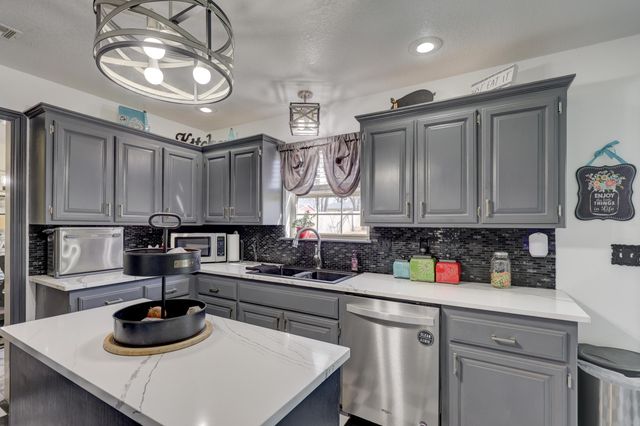 911 N Lincoln Street, Carterville, MO 64835