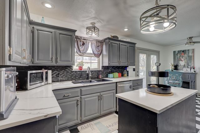 911 N Lincoln Street, Carterville, MO 64835