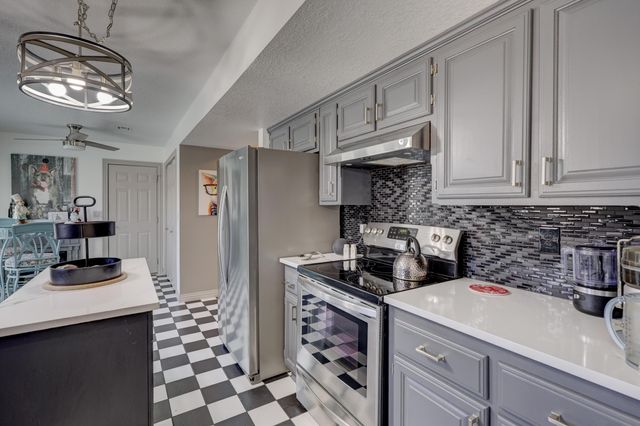 911 N Lincoln Street, Carterville, MO 64835