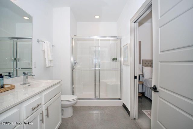 606 Burnett Farm Ln, Louisville, KY 40243