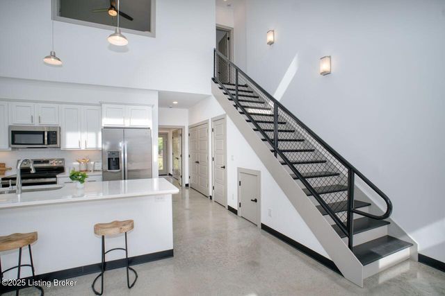 606 Burnett Farm Ln, Louisville, KY 40243