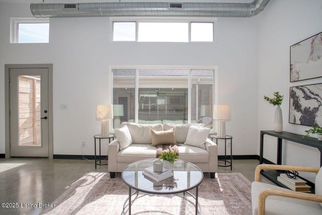 606 Burnett Farm Ln, Louisville, KY 40243