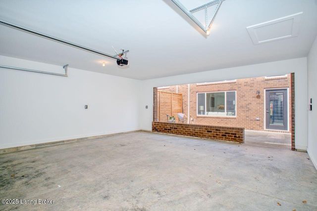 606 Burnett Farm Ln, Louisville, KY 40243