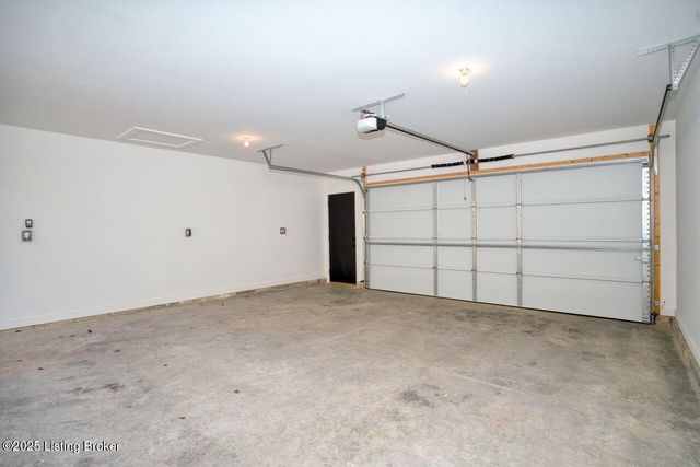 606 Burnett Farm Ln, Louisville, KY 40243